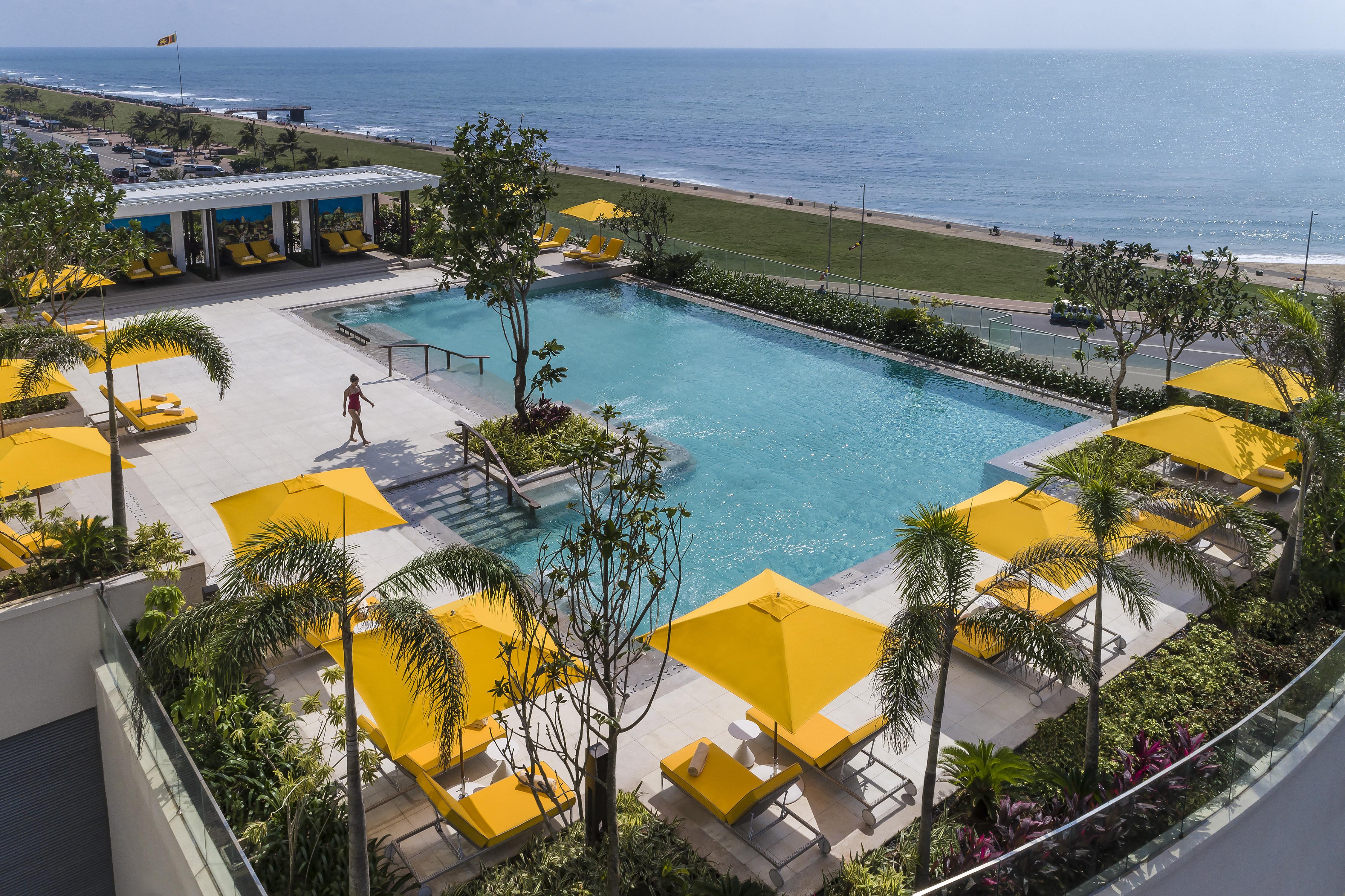 Shangri-La كولمبو المظهر الخارجي الصورة The pool at the hotel